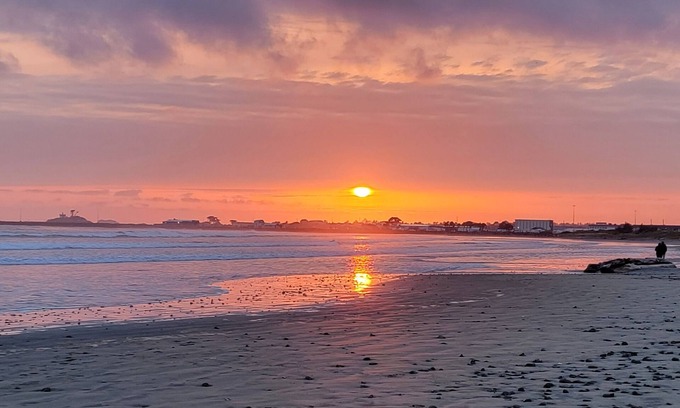 Bertsch-Oceanview House | Hot Tub By the Sea Shore