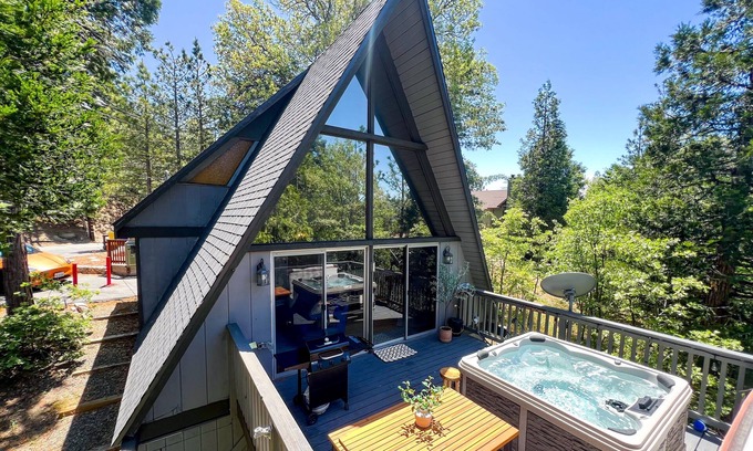 Lake Arrowhead Cabin | Hot Tub - EV - Kid Friendly - Arcade game - Fire Pit - BBQ - Near the Village