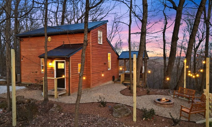 Amanda Cabin | Hot tub/fire pit/fireplace/grill/pool table/EV/pets/HOA lake/fishing