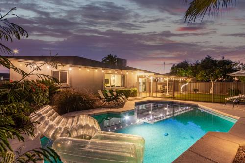 Village Grove House | Hot Tub, Heated Pool, Mini Golf, BBQ, Old Town, Game Room, EV Plug