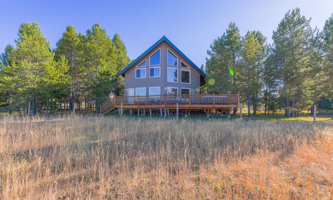 Island Park Cabin | Hot Tub, Kid Loft, Ping Pong, 25 min YNP, Fire Pit