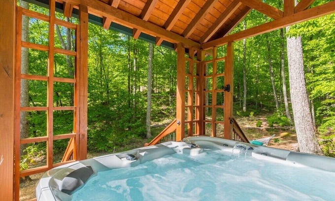 Dahlonega Apartment | ♨️Hot Tub🛏️King Bed🍷Wineries🌳Oasis🥾Hike🌎Comfy🔥Fire Pit⛲Pond 📺HDTV🍔Grill