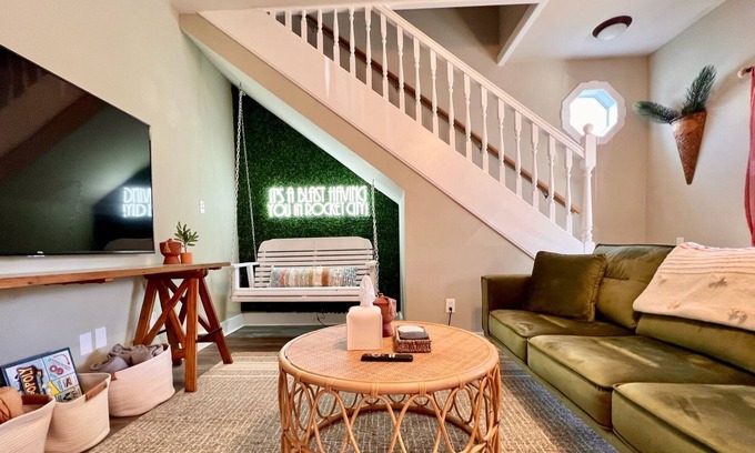 Huntsville House | *HOT TUB* The Boho Bungalow: Downtown Huntsville