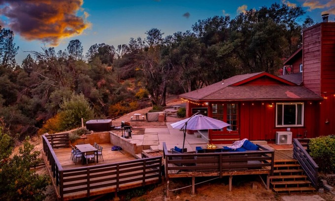 North Fork House | Hot tub under the stars! Mountain views/gameroom. Family-friendly Yosemite fun