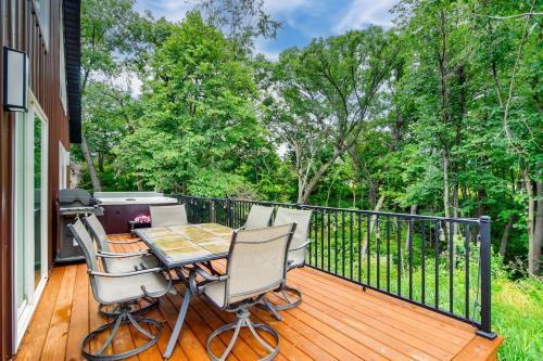 Pella House | Hot Tub, Water Access Cabin Near Lake Red Rock!