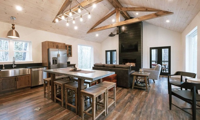 Primrose Apartment | Hot-Tub/Wifi/Fireplace - Honeysuckle Bridge