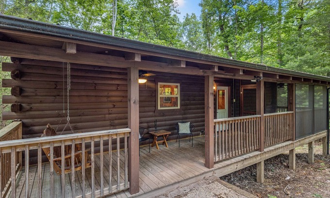Primrose Cabin | Hot Tub, WiFi, Fireplace - Cliffview Resort - DayDreamer Log Cabin - 9mins to Natural Bridge RRG!