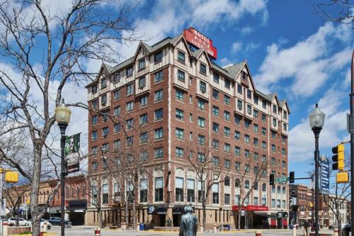 Rapid City Hotel | Hotel Alex Johnson Rapid City, Curio Collection by Hilton