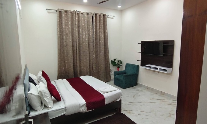 Baraula Hotel | Hotel is very near to Metro station, Mall, Hospital and daily useful market.