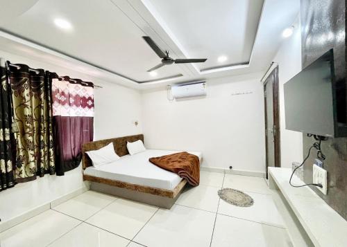 Ujjain Hotel | Hotel S H A L I M A R ! UJJAIN, Near Mahakal Temple & Railway station,Fully Air conditioned Rooms with Wifi And Parking, , BEST HOTEL IN UJJAIN