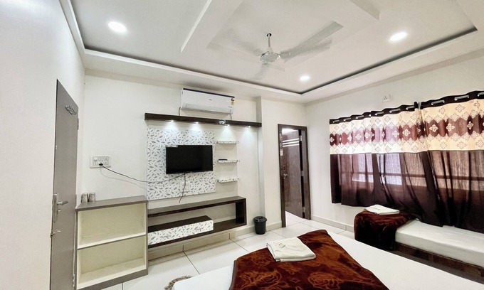 Ujjain Hotel | Hotel Shalimar-near Rail Station &Temple