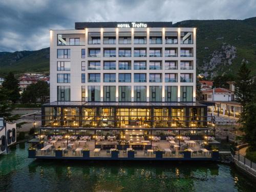 Vrellë Hotel | Hotel Trofta