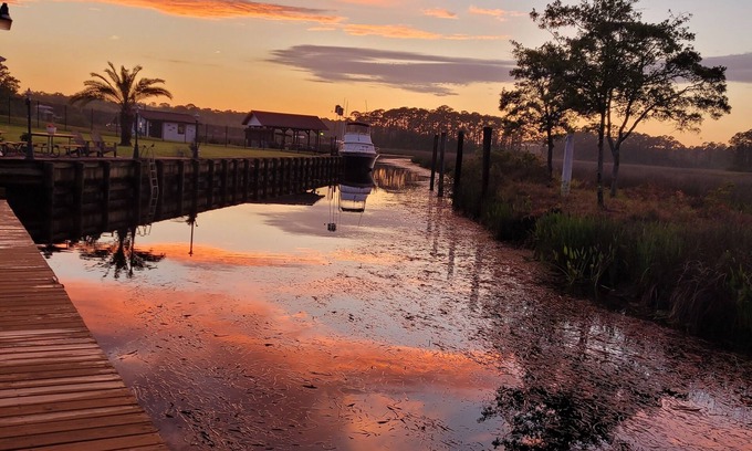 Gautier House | HotTub/Fish/RIVER FRONT/DOGS/SUMMER POOL.RIGHT BY GULF AND BEACHES. BRING BOAT!n