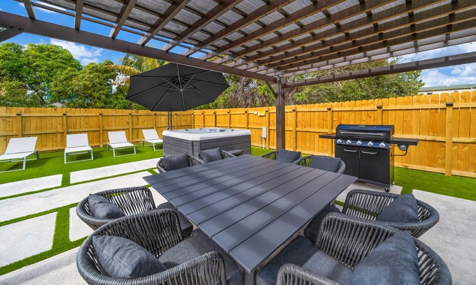 Overtown Villa | HotTub I BBQ I Nespresso I Fast Wi-Fi