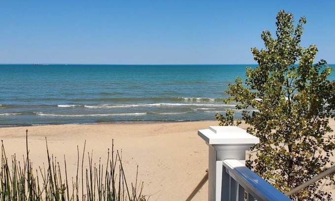 Michigan City House | Hottub/Michiana Shores/beach/pickleball/biking/wineries/IN Dunes/Dog-friendly
