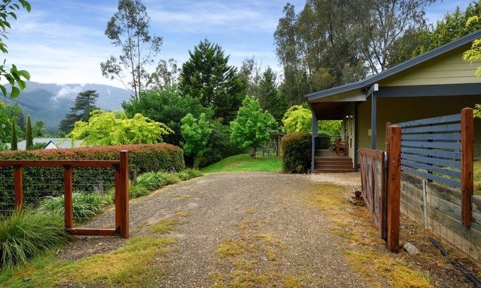 Bright Cabin | HOUGHS CABIN : Bright
