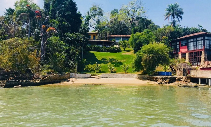 Mambucaba House | House 3 suites Praia Particular on Ilha do Araujo, overlooking Paraty