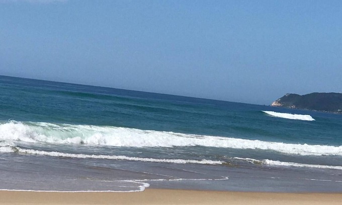 Rio Vermelho Sul House | House next to the woods, beach and lagoon.