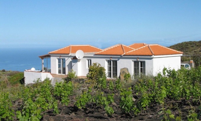 Puerto Naos House | House facing west with a view of the Atlantic and the mountains