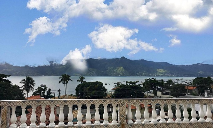 Prainha House | House in front of the beach.