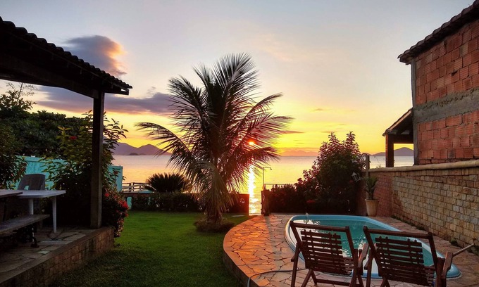 Mangaratiba House | House in front of the sea with a beautiful sunrise, deck for good fishing With WI-