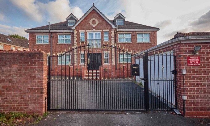 Tyldesley House | House In the Heart of town 15 min from Manchester City. (Sleeps 15+)