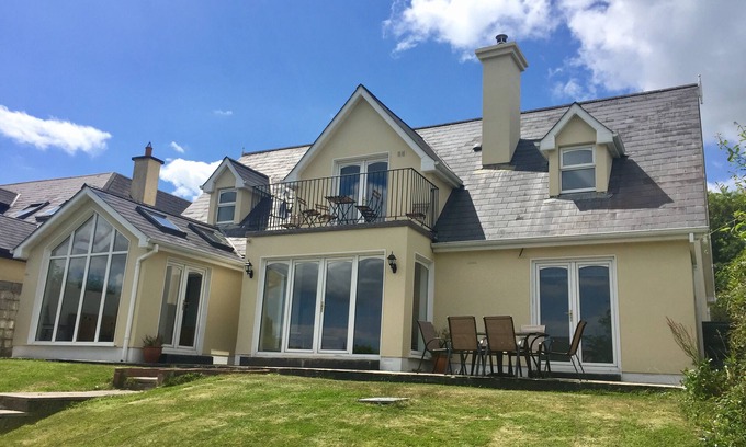 Kinsale Town Centre House | House in the heart of Kinsale with private garden, parking and superb views!