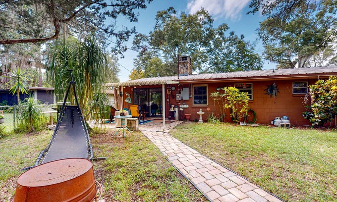 Weeki Wachee Gardens House | House in Weeki Wachee with kayaks, dock access, & bikes