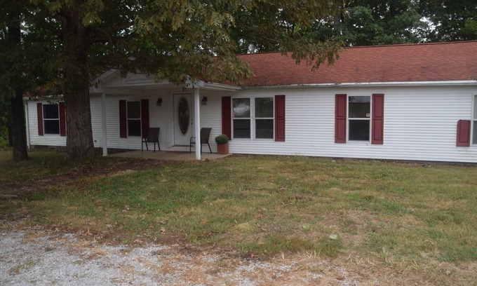 Vienna House | House on a pond near Shawnee National Park