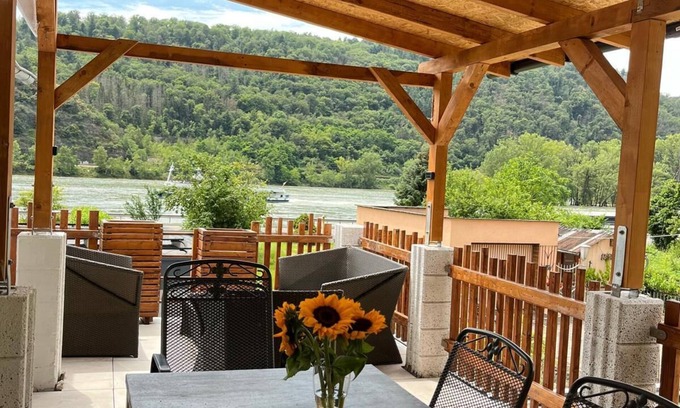 Ehrenthal House | House on the Rhine with mountain views