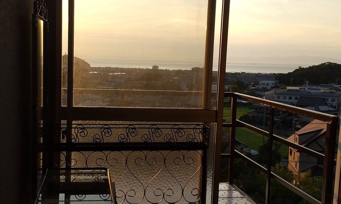 Sennan District House | House overlooking the sea from the top of a hill