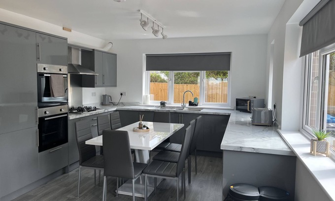 Poole House | House - Sleeps 14, onsite parking & pets allowed