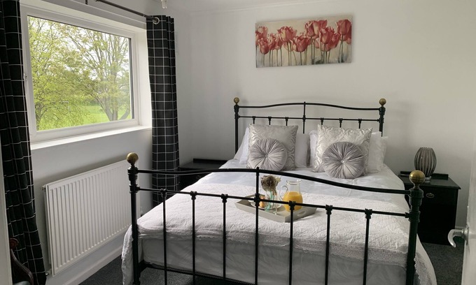 Gorleston-on-Sea House | House - Sleeps 5, parking & private garden