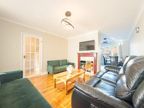 Basildon House | House - sleeps 7 private garden & parking