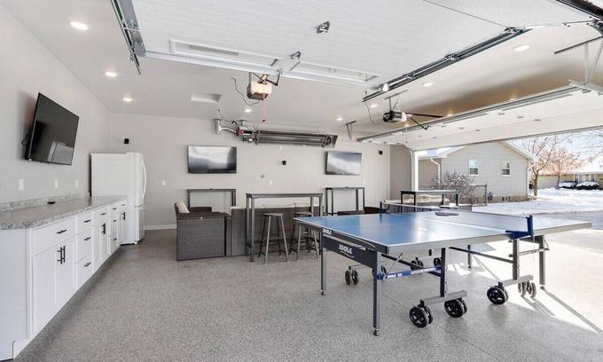Green Bay House | House w/Finished Garage walk to Lambeau/Bars/Resch
