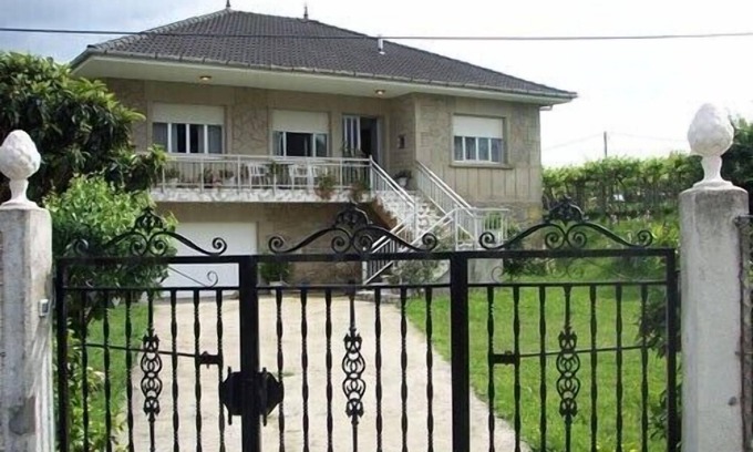 Rianxo Villa | HOUSE WITH CLOSED ENCLOSURE, GARDEN, GARDEN, 3 BEDROOMS 2600 METERS FROM THE BEACH
