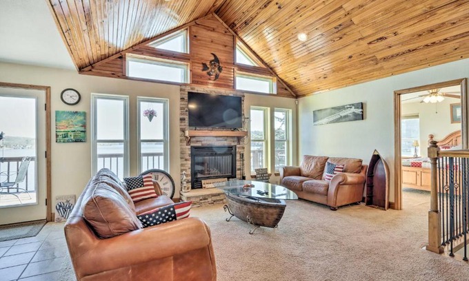 Climax Springs House | House with Deck Overlooking Lake of the Ozarks!