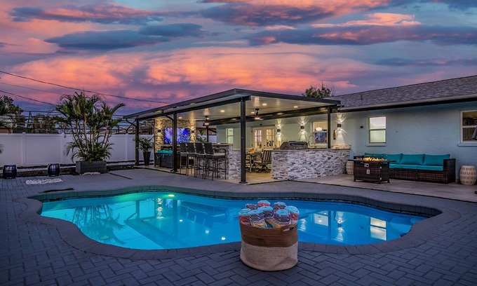 Whitfield House | House with Heated Pool and Outdoor kitchen close to Siesta Key Beach!