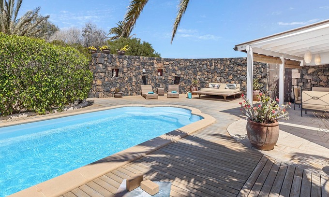 Lajares House | House with heated swimming pool, solarium, large garden, high-speed WIFI access.