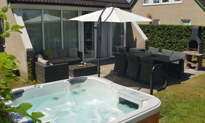 Vlagtwedde House | House with sauna, outdoor spa and pedal boat
