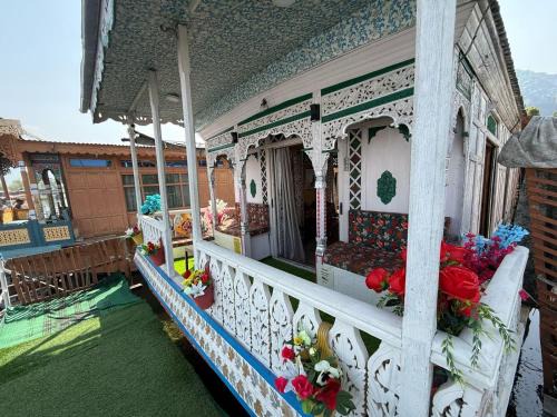 Dal Lake Bed & Breakfast | Houseboat Lakeview Retreat