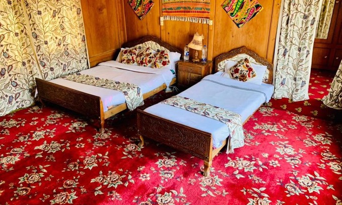 Nagin Bagh Hotel | Houseboat Mughal Suit
