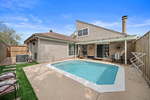 Clodine House | Houston Pool Escape Games Wifi Parking Pet