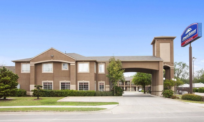Grand Prairie Hotel | Howard Johnson by Wyndham Grand Prairie Near Lone Star Park