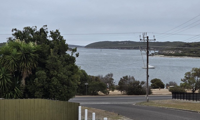 Lake Wangary House | "HOWSTHASERENITEE" Coffin Bay. House with bay views