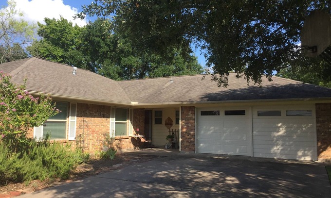 Holleman - Dobrovolny House | Hub of AggieLand! 1 Mile From Campus. Central Location South of TAMU.