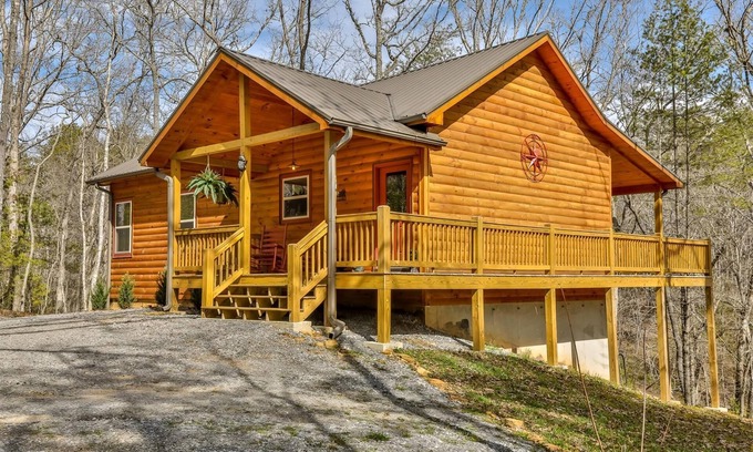 Natures Courtyard Cabin | Huckleberry Hideaway