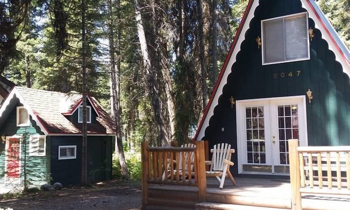 McCall Cabin | Huckleberry Hideaway: Authentic Cabin Adventure, steps away from Payette Lake