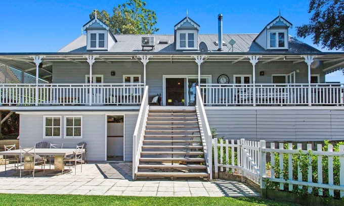 Berry House | Huckleberry House - charming house with beautiful gardens and views, short walk to Berry’
