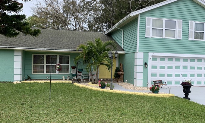 Bayonet Point House | Hudson Waterfront Home in Beacon Woods Community W/Access to Club Amenities